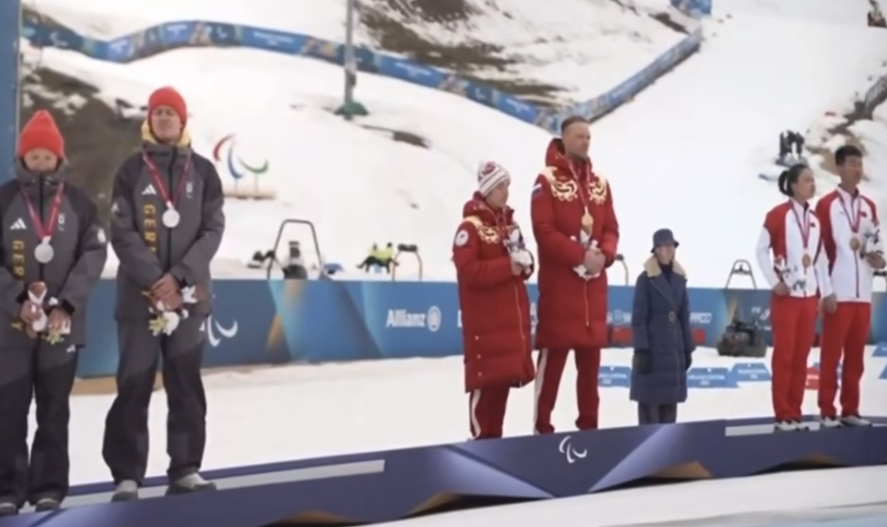 开云体育官网-冬残奥会罕见一幕：德国选手抗议升俄罗斯国旗 拒中国队合照请求